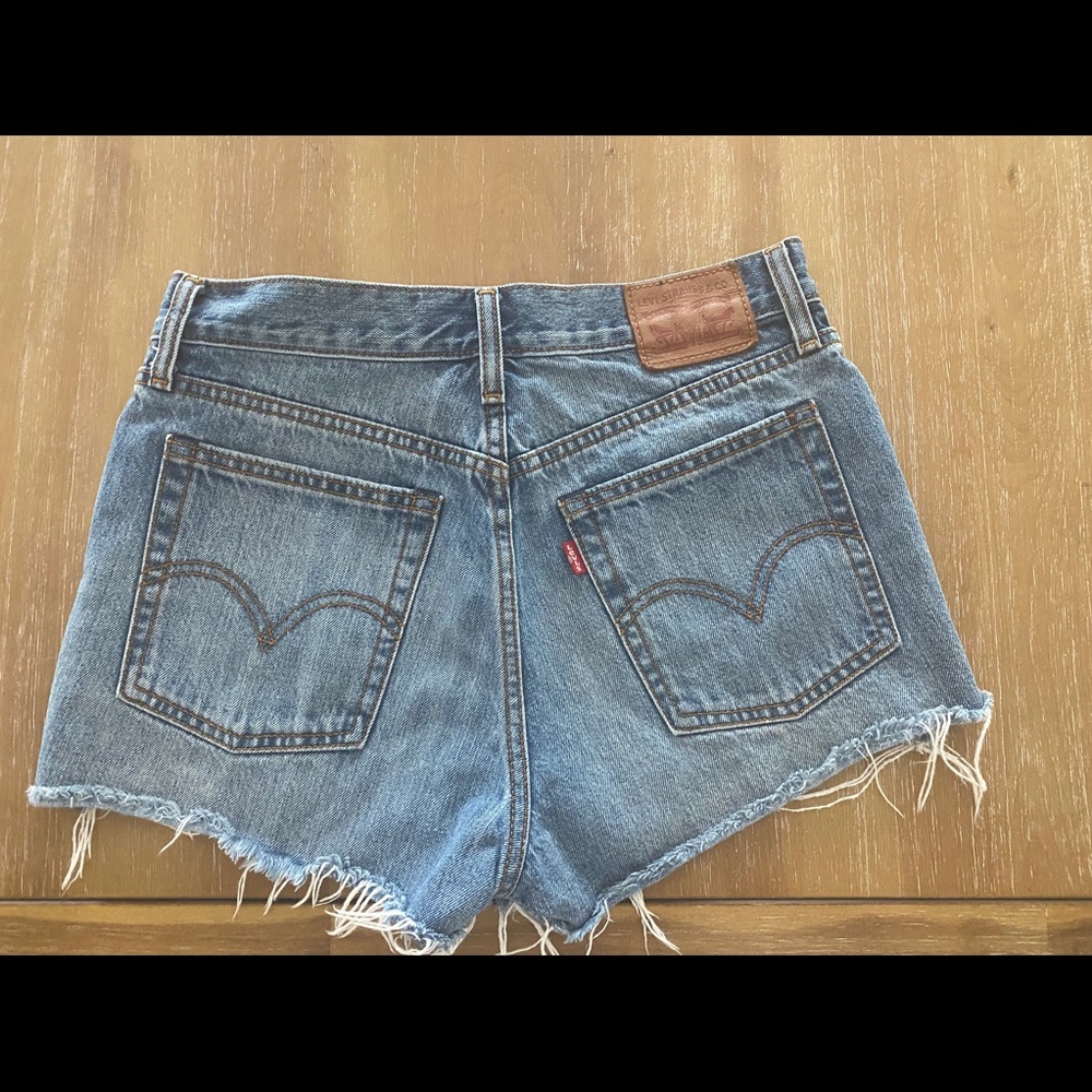 Mid rise levi shorts